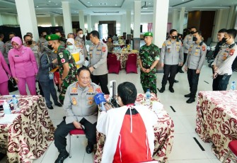 Kapolda mendonorkan darahnya menyambut HUT Bhayangkara Ke-76 di mapolda Jabar