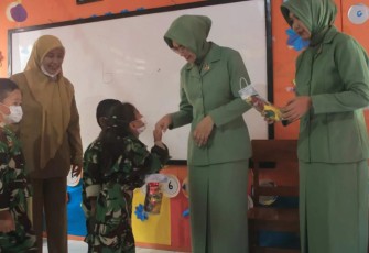 Ketua Persit Koorcabrem 081 saat di TK Kartika IV-38 Blitar