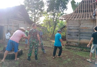 Berjibaku membantu perbaiki rumah warga binaan