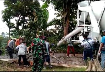 Gotong royong pengecoran jalan desa Hargomulyo 