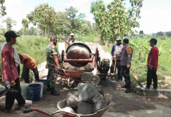 Serma Hariyanto berjibaku bersama warga bangun talud