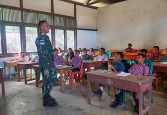 Personel satgas menjadi tenaga pengajar di SDN 26 Sei Daun