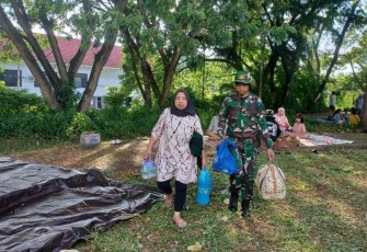 Bantu evakuasi warga pasca gempa