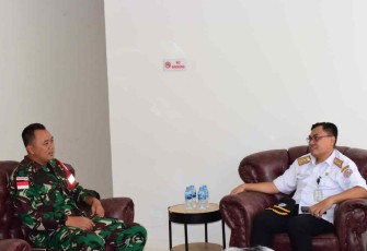 Dansatgas bersama administrator PLBN Badau saat Coffee Morning 