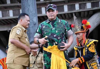 Danrem 023/KS saat pemakaian baju adat Nias Selatan