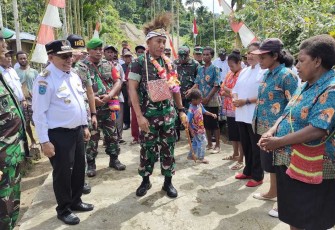 Masyarakat sambut Pangdam Kasuari di lokasi TMMD 