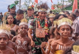 Sukacita masyarakat Mamisi sambut Pangdam Kasuari di lokasi TMMD 