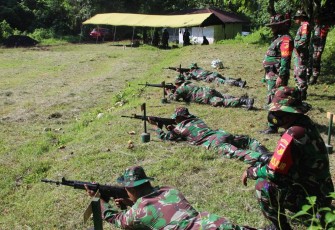 Personel Kodim Bitung saat latihan menembak.