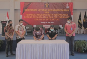 Wali Kota Bitung dan Kepala Kantor wilayah hukum dan ham Sulut, saat teken MoU.