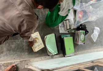 Petugas saat menggeledah kantor kantor Khilafatul Muslimin, di wilayah Klaten.