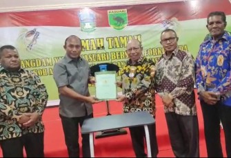 Pangdam Kasuari saat menerima sertifikat hak milik tanah persiapan Kodim Teluk Bintuni dari Bupati Teluk Wondama 