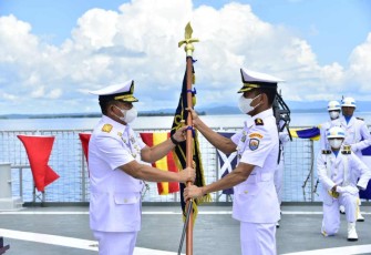 Pangkoarmada III serahkan plaka komando Danguskamla Koarmada III yang baru di geladak KRI Teluk Wondama -527