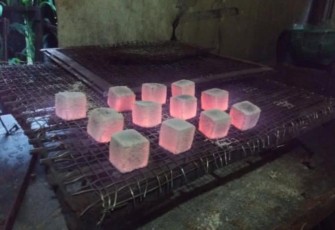 Proses pembakaran hasil pembuatan briket berbahan tempurung kelapa karya Mahasiswa Teknik Mesin Universitas Pertamina, 2022.