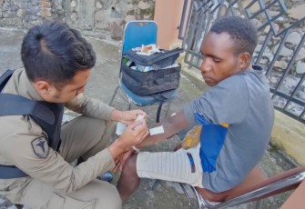 Tim medis satgas damai Cartenz berikan pengobatan bapak James