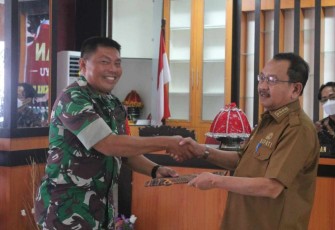 Dandim 1427/Pasangkayu saat serah terima hasil TMMD ke Bupati Pasangkayu 
