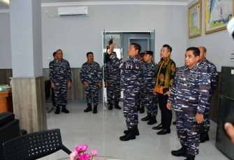 Kasal saat meninjau ruangan di Mako Satrol Lantamal III Jakarta 