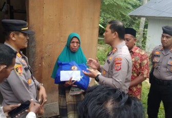 Camat Idi Timur dampingi Kapolres Aceh Timur saat Serahkan Rumah Layak Huni untuk Warga Desa