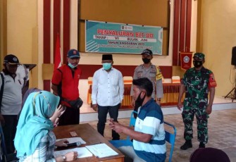 Peltu Edi Irawan Dampingi Penyaluran BLT DD Bagi Warga 