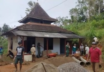 Berjibaku bersama warga perbaiki sarana ibadah