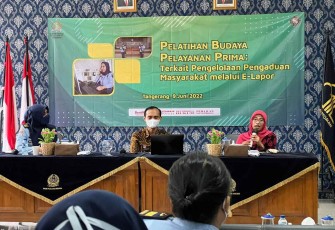 Yuristha saat memberikan bimtek E-Lapor SP4N di aula Imigrasi Kelas I Non TPI Tangerang