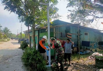 Gotong royong pasang tiang listrik bersama warga