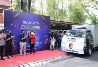 Kabareskrim saat melepas pendistribusian paket sembako di Bali