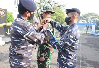 Danpusdikbanmin saat sematkan siswa Dikspespa TNI AL 2022