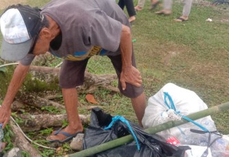 Kakek Santo saat memungut sampah