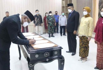 Tejo Harwanto saat melantik  1 PPNS dan 2 Notaris Pengganti