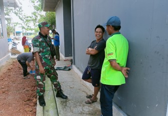 Sertu Muklison saat komsos bersama warga binaannya