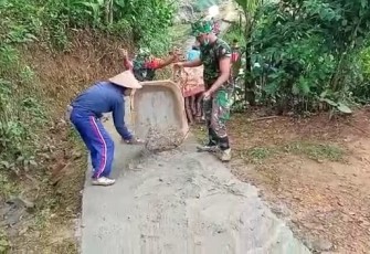 Serda Arif karya bakti pengecoran jalan desa