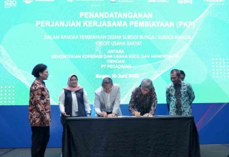 Eddy Satriya (batik) saat penandatangan kerjasama penyaluran KUR dengan PT Pegadaian di Bogor