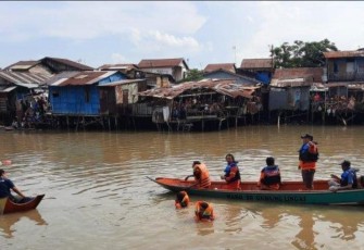 Pencarian anak tenggelam di sungai Sungai Karang Mumus