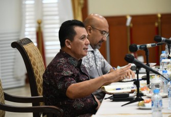Gubernur Kepri, H.Ansar Ahmad, saat memimpin rapat.