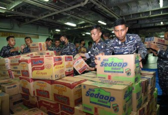 Bantuan kemanusiaan TNI AL untuk korban gempa Mamuju