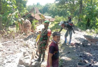 Gotong royong bersama warga bangun talud di desa Banyuasin