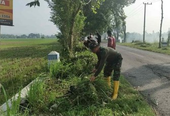 Karya bakti bersihkan jalan desa