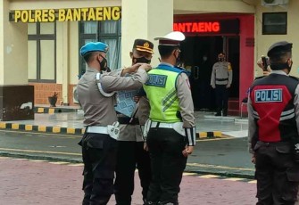 Penyematan pita Operasi Patuh  oleh Kapolres Bantaeng 
