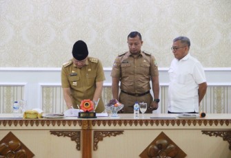 Gubernur Rohidin saat Penandatanganan Berita Acara Serah Terima Sementara Ruas Jalan Banjarsari - Malakoni - Kayu Apuh, dari Dinas PUPR Provinsi Bengkulu kepada BPJN Bengkulu, di Gedung Daerah Balai Raya Semarak Bengkulu, Senin (13/06).
