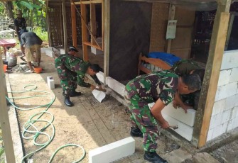 Rehab rumah warga binaan di desa Dumplengan