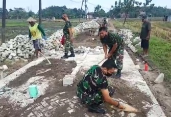 Pasang paving jalan di desa Gelung