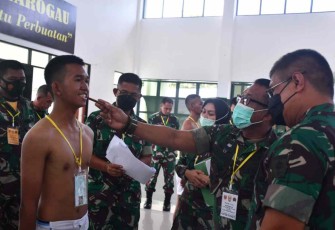 Pemeriksaan ketat calon taruna Akmil di Korem 142/Tatag