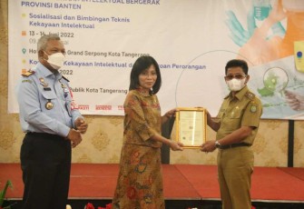 Mien Usihen saat memberikan sertifikat ke DJKI wilayah Kota Tangerang 