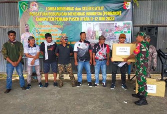 Serka Cahyo saat memberikan hadiah lomba menembak