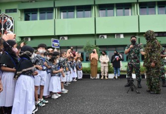 Antusias anak-anak saat mendengarkan penjelasan bapak TNI di Korem 091/ASN