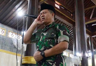 Brigjen Fulad saat kumandangkan adzan di Masjid Agung Kota Madiun