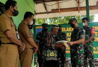 Dandim saat menyerahkan kunci rumah program RLTH