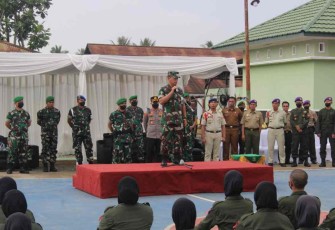 Danrem 091/ASN saat memberikan pengarahan peserta pelatihan resimen mahasiswa di Yonif 611/Awang Long
