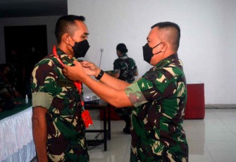 Itdam IX Udayana saat menyematkan tanda peserta Penataran hukum di Kodam IX/Udayana