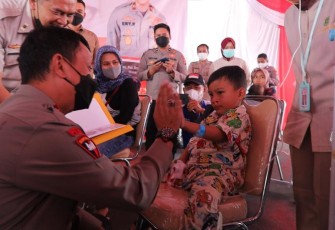 Kapolda Banten saat menyapa anak operasi bibir sumbing